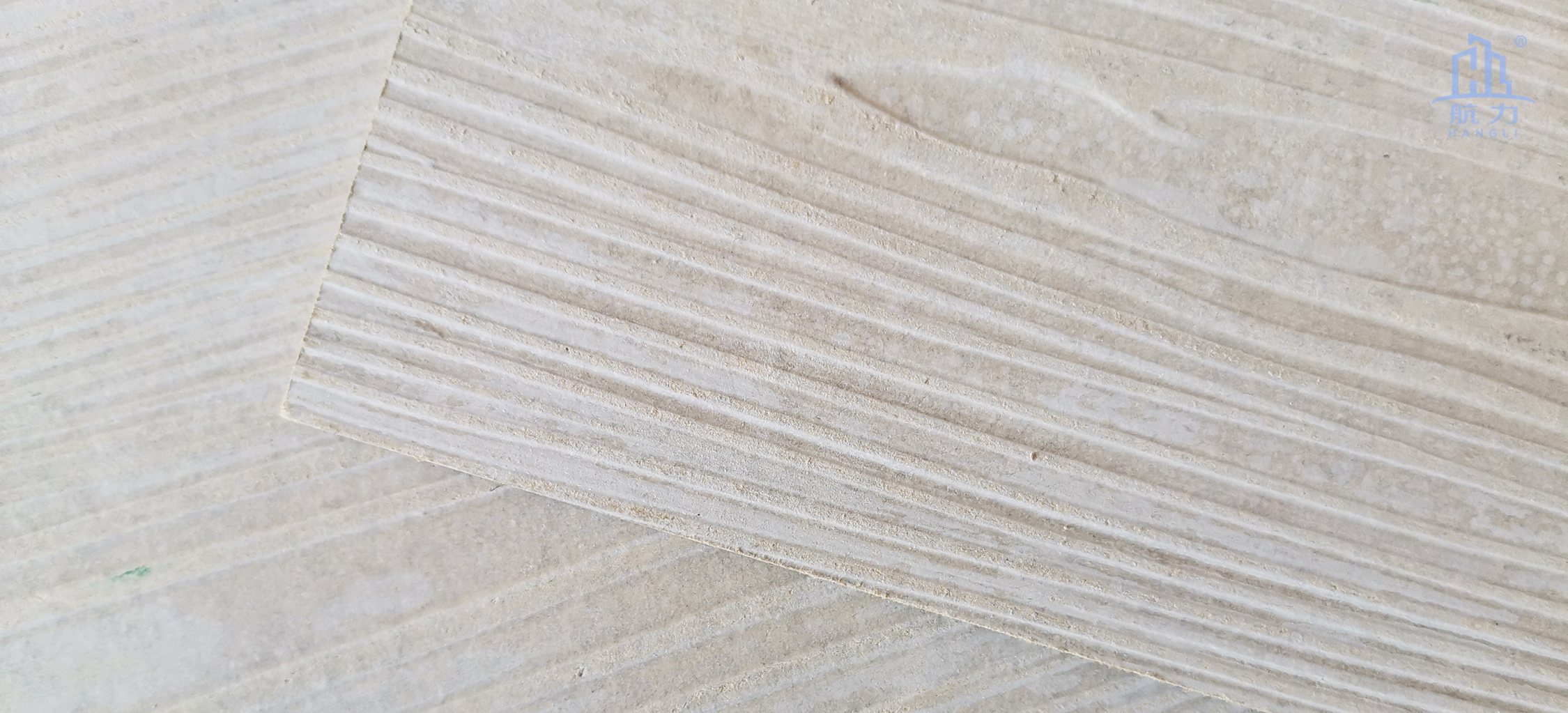 木紋水泥板以100%無石棉水泥板為基材，采用先進生產(chǎn)工藝制成，具有逼真的木紋紋理效果