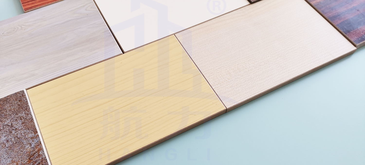 裝飾纖維水泥板。是以硅質(zhì)、鈣質(zhì)材料為主原料，加入多種方法養(yǎng)護(hù)而成的一種新型建筑材料。導(dǎo)電系數(shù)低，是理想的絕緣材料、防火防水、隔熱隔音、質(zhì)輕高強(qiáng)、施工簡(jiǎn)易、經(jīng)濟(jì)美觀、安全無(wú)害、、耐酸堿、壽命長(zhǎng)